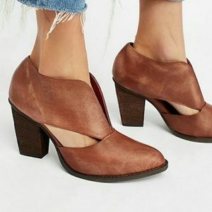 Jeffrey Campbell Free People Deep V ankle boot 9.5